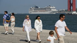 Cruise tipping charges are 'out of control,' say passengers as companies tout 'exceptional service' Education NSW