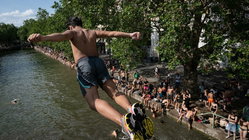 Popular city bans public alcohol amid heat wave as people take risks to cool down Education NSW