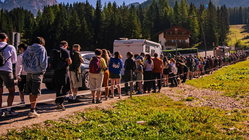 Thousands swarm stunning mountain escape as selfie tourism backlash erupts online Education NSW